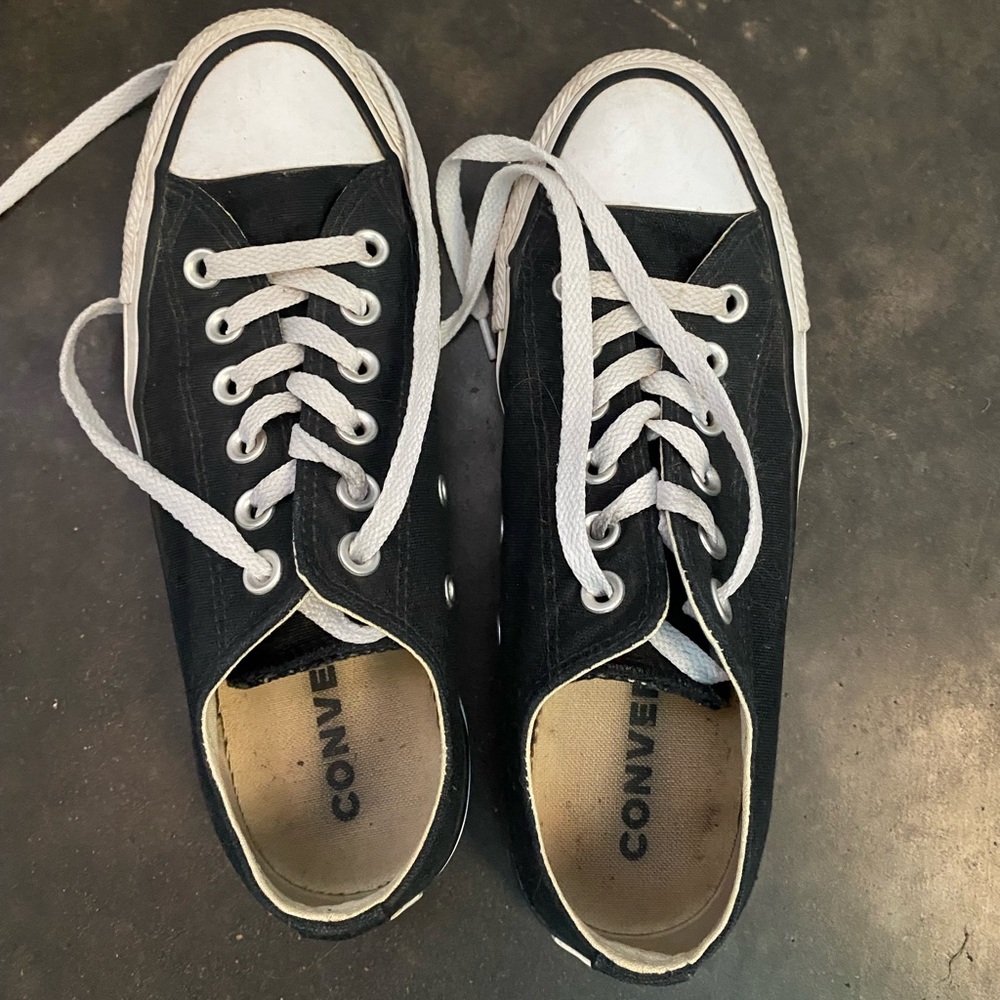 Black low top converse